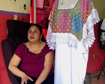 VENTA Blusa huipil de lino blanco Yucatán bordada a mano artesanalmente  elegante mexicana resort 21 1/2