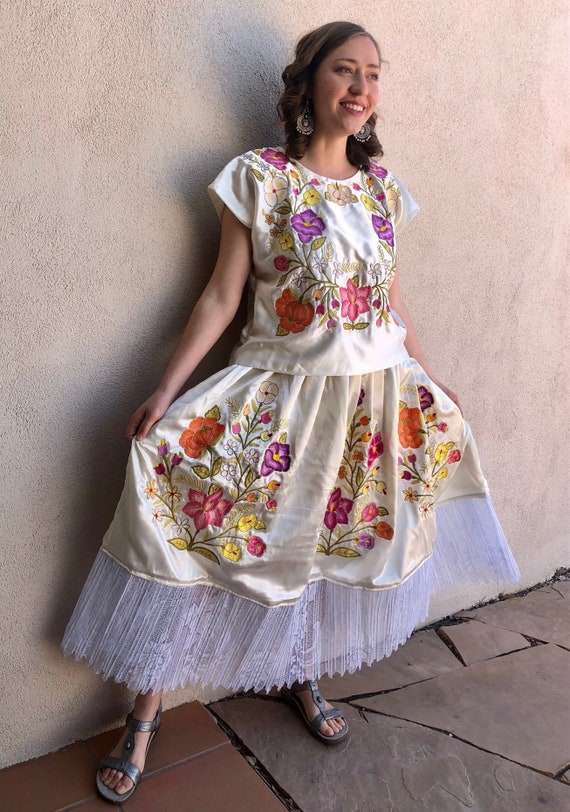 Collector Tehuana Wedding Outfit/ Traje WHITE Satin Gancho - Etsy Hong Kong Collector Tehuana Wedding Outfit/ Traje WHITE Satin Gancho - Etsy Hong Kong