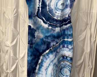 Robe faite main avec effet tie-dye Geode • Moulante midi bleu marine effet tie-dye en spirale