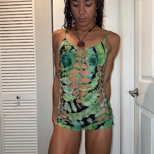 Macacão Tie Dye Feito à Mão – Look para Festival com Detalhe Trançado