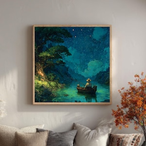 Puede incluir: Una impresión artística enmarcada representa una serena escena nocturna de una persona en un bote en un río, rodeada de exuberante vegetación y montañas bajo un cielo estrellado. La obra de arte se exhibe sobre un banco de madera con cojines y una manta.
