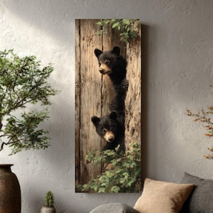 Peut inclure: Une œuvre d'art murale verticale en bois représentant deux oursons noirs regardant derrière une structure en bois vieillie. Le feuillage vert entoure les ours, ajoutant un élément naturel. Les ours ont une fourrure foncée et des expressions curieuses.