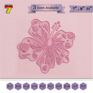Peut inclure: Un motif de broderie machine rose représentant une fleur d'hibiscus avec des motifs complexes de coquillages et de coraux sur les pétales. L'image affiche le texte 3 Sizes Available et 7, 9, 11 inches, ainsi qu'une liste de formats de fichiers : DST, XXX, HUS, VP3, PES, PEC, EXP, SEW, JEF et PEF.