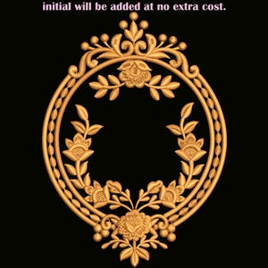 Puede incluir: Marco ovalado bordado en oro con detalles florales y de hojas sobre un fondo negro. El marco tiene un diseño detallado con flores en la parte superior, inferior y laterales. El texto en la parte superior dice "FREE Customization Included - your 1-2 letter initial will be added at no extra cost."