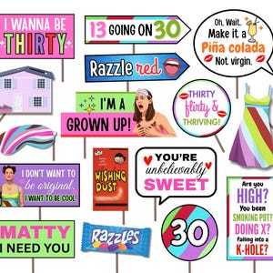 Può includere: Una collezione di oggetti di scena colorati per cabine fotografiche con vari testi, tra cui "I Wanna Be Thirty", "13 Going on 30" e "You're Unbelievably Sweet". Altri oggetti di scena includono una casa, un vestito e una barretta di caramelle.