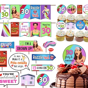 Puede incluir: Una colección de decoraciones para fiestas y una tarta de chocolate con cerezas. Las decoraciones incluyen pancartas, adornos para cupcakes y accesorios para fotomatones con frases como "13 Going on 30" y "Thirty, Flirty & Thriving!"