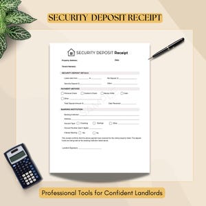 Op de afbeelding: Een sjabloon voor een ontvangstbewijs van de waarborgsom met velden voor het adres van het onroerend goed, huurdergegevens en betalingsinformatie. Inclusief een rekenmachine en een pen. Tekst luidt "Security Deposit Receipt".