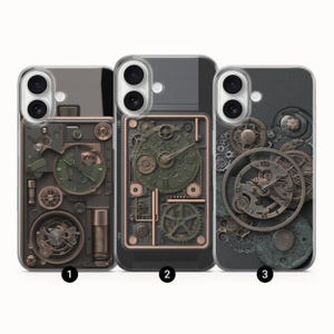 Op de afbeelding: Drie telefoonhoesjes met steampunk-ontwerpen. Elke hoes heeft een gedetailleerde opstelling van tandwielen, wijzerplaten en mechanische elementen in tinten brons, groen en grijs. De hoesjes zijn ontworpen voor een smartphone.