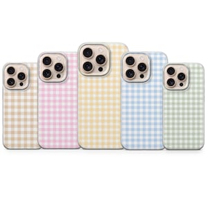 Peut inclure: Cinq coques de téléphone alignées, chacune avec un motif vichy de couleur différente. Les couleurs sont beige, rose, jaune, bleu et vert. Les coques ont un bord transparent autour de l'appareil photo.