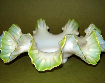 RARE antique Art NOUVEAU Milk Opaline Vaseline RUFFLED glass Candy BRIDES Bowl avec une forme et une couleur magnifiques et difficiles à trouver