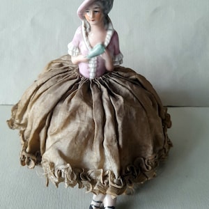 Cojín de alfiletero de media muñeca de porcelana muy antigua victoriana antigua con patas
