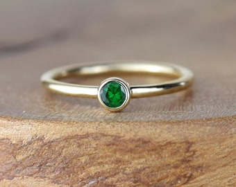 Natural Emerald Gold Stacking Ring, May Birthstone Ring, Dainty Emerald Engagment Ring, Simple Gold Emerald Stacker