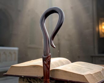 Ręcznie rzeźbiony drewniany pastorał biskupi, laska pasterska, dekoracja kościoła