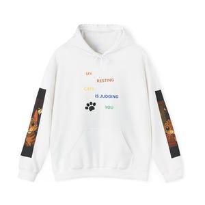 Sudadera con capucha de gato: &quot;Mi gato te está juzgando mientras descansa&quot; - Diseño de dibujos animados