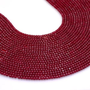 Rubinröd jade ädelstenssträng, fasetterad kubisk fyrkantig, 2,5 mm 15 tum