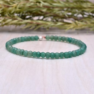Grünes Aventurin Armband: Zart facettierter Edelstein, Minimalist Stapelung