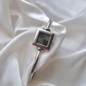 Vintage Gucci 1900L Watch – Silver Dial, Swiss Made Women&#39;s Timepiece, Classic 1990s Designer Watch