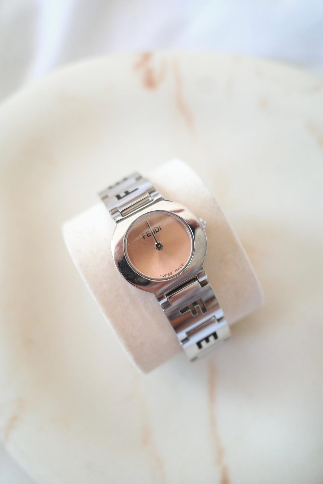 FENDI 3050L 時計 ⑤ Vintage Fendi 3050L Watch – Pink Coral Dial, Silver Tone Bracelet
