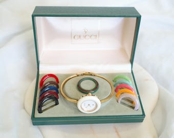 Reloj Gucci vintage con bisel intercambiable (12 unidades), fabricado en Suiza.