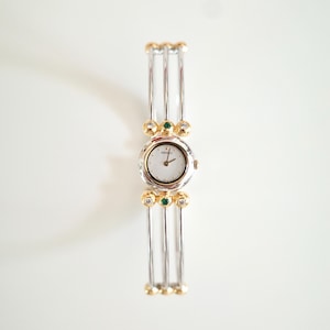 Sällsynt vintage Seiko tvåfärgad armbandsklocka | Gröna ädelstenar och kristalldetaljer | Japanskt kvartsarmbandsur för kvinnor