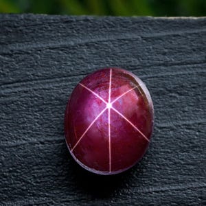 Natuurlijke sterrobijn cabochon (9 x 8 mm): 6-stralen asterisme edelsteen