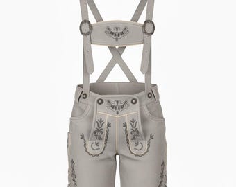 Puede incluir: Pantalones cortos de lederhosen gris claro con tirantes. Los pantalones cortos presentan bordados decorativos y cordones laterales. Los tirantes tienen hebillas metálicas y un canesú decorativo. El texto "LIGHT GREY" está en la parte inferior.