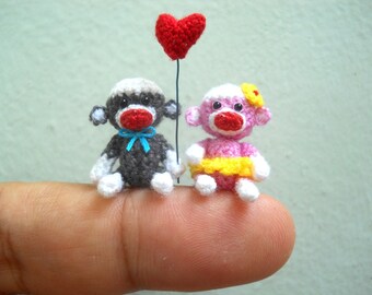Pareja de monos de calcetín de crochet: juguete de casa de muñecas amigurumi en miniatura