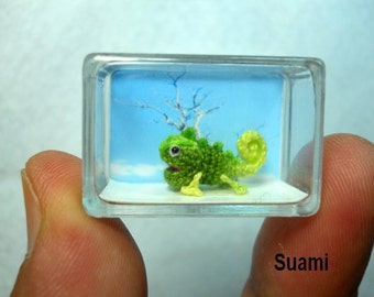 Micro grünes Chamaeleon - Puppenhaus Miniatur Gehäkelte Tiny Amigurumi Chamaeleons - Made To Order