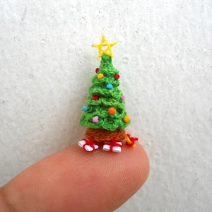 Micro árbol de Navidad en cúpula: Decoración para casas de muñecas en miniatura