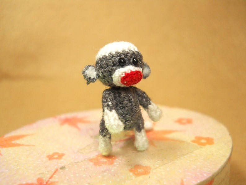 Tiny Sock Monkey 1 inch Micro Amigurumi haak miniatuur Sock Monkey Stuff Animal op bestelling gemaakt afbeelding 4