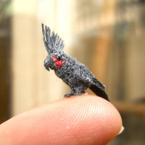 Grand cacatoès noir - Micro Amigurumi Miniature Crochet oiseau en peluche - réalisé sur commande