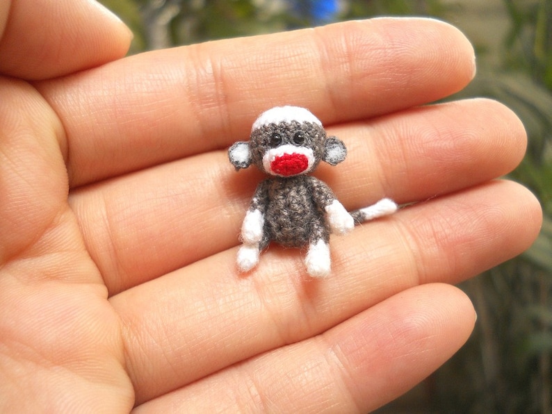 Tiny Sock Monkey 1 inch Micro Amigurumi haak miniatuur Sock Monkey Stuff Animal op bestelling gemaakt afbeelding 1