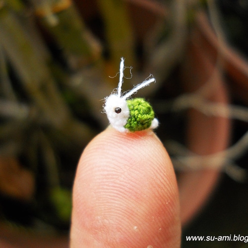Extreme Micro Snail - escargot vert miniature au crochet - réalisé sur commande