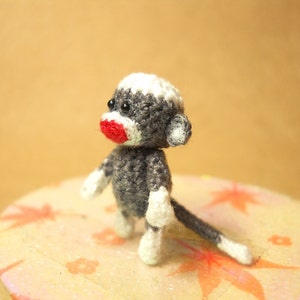 Tiny Sock Monkey 1 inch Micro Amigurumi haak miniatuur Sock Monkey Stuff Animal op bestelling gemaakt afbeelding 3