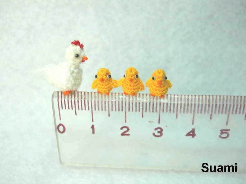 Weiße Henne und gelbe Küken Mikrogehäkelte Amigurumi-Hühner Set aus vier Hühnern auf Bestellung gefertigt Bild 4