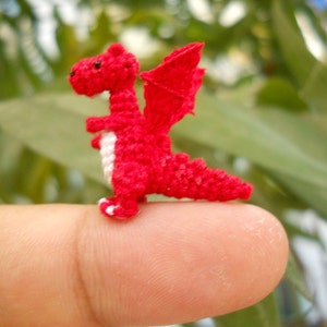 Roter geflügelter Drache – kleine gehäkelte Miniatur-Dino-Kuscheltiere – auf Bestellung gefertigt