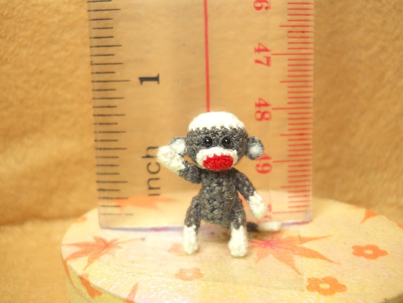 Tiny Sock Monkey 1 inch Micro Amigurumi haak miniatuur Sock Monkey Stuff Animal op bestelling gemaakt afbeelding 5