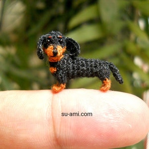 Kleine gehaakte teckelamigurumi: miniatuur Black Tan Sausage Dog