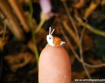 Caracol de crochet: Insecto miniatura para casa de muñecas (6 mm)