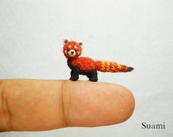 Panda rojo de microcrochet: Animalito amigurumi en miniatura para casa de muñecas