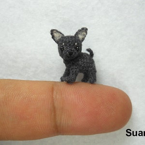 マイクロ ブラック グレー チワワ犬 - 小さなかぎ針編みのドールハウス ミニチュア ペット - オーダーメイド