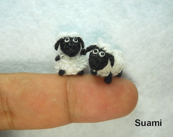 Ovejas miniatura de microcrochet: conjunto de amigurumi gemelo