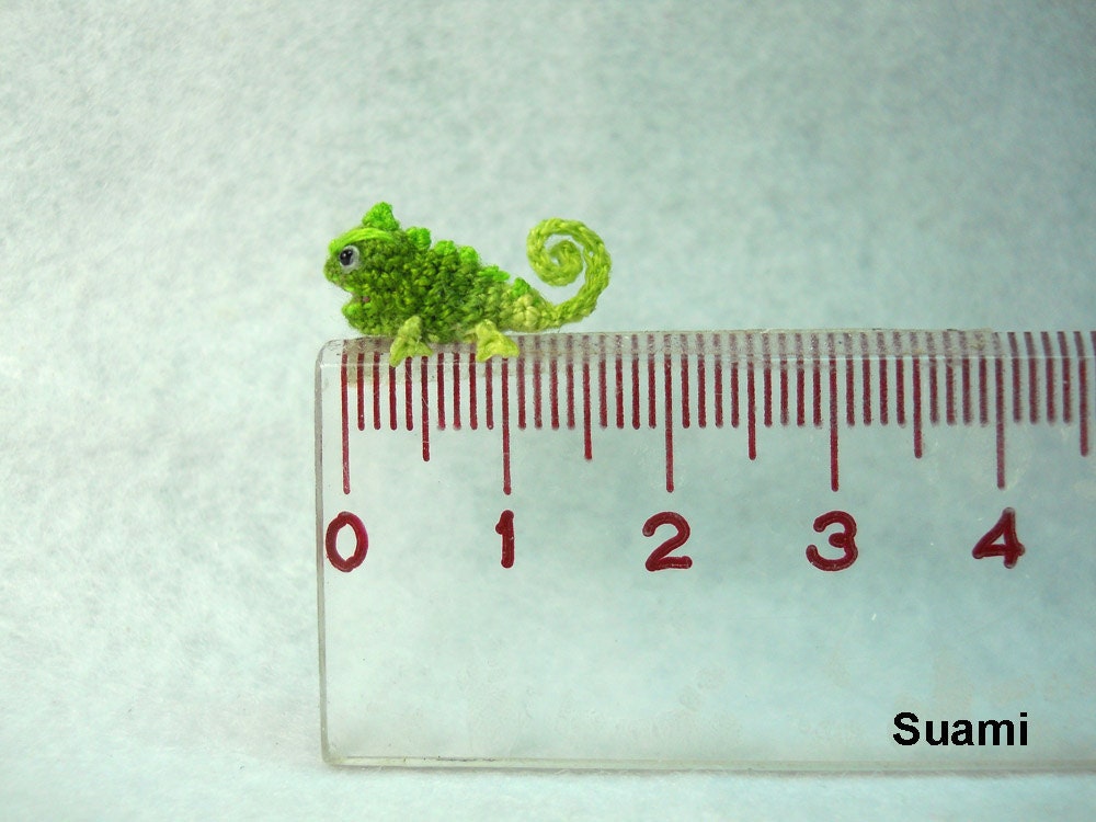 Micro Camaleonte Arcobaleno All'uncinetto - Miniatura Fatta A Mano Per Casa Delle Bambole (scala 1:144)