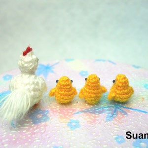 Weiße Henne und gelbe Küken Mikrogehäkelte Amigurumi-Hühner Set aus vier Hühnern auf Bestellung gefertigt Bild 3