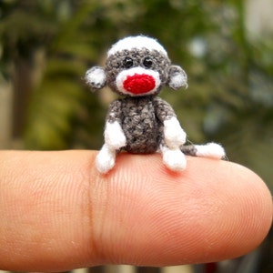 Tiny Sock Monkey 1 inch Micro Amigurumi haak miniatuur Sock Monkey Stuff Animal op bestelling gemaakt afbeelding 2