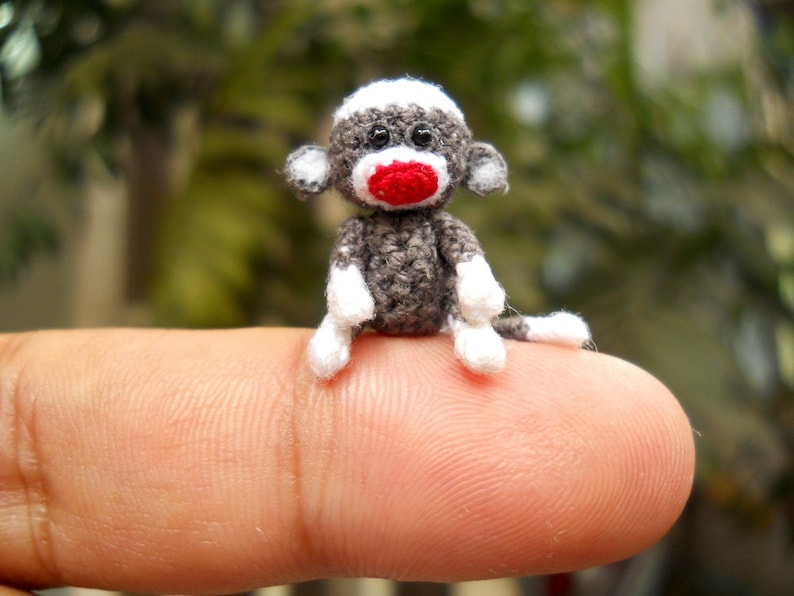 Tiny Sock Monkey 1 inch Micro Amigurumi haak miniatuur Sock Monkey Stuff Animal op bestelling gemaakt afbeelding 2