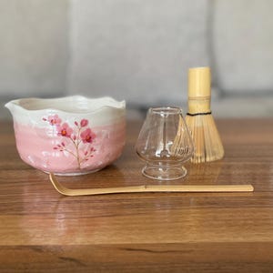 Matcha-kom met kersenbloesem: roze bloementheeceremonie Chawan