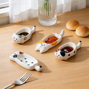 Puede incluir: Un letrero de madera rústico con el texto "Welcome to our home" en letras blancas. El letrero presenta un acabado envejecido y un diseño simple y acogedor, perfecto para la decoración de la puerta principal.