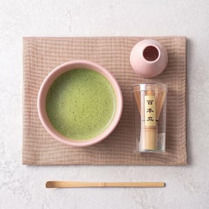 Juego de cuencos ondulados de color rosa pastel brillante para matcha, kit de té japonés / Chasen y Chashaku de bambú, vajilla minimalista para el té, regalo ideal para amantes del té.