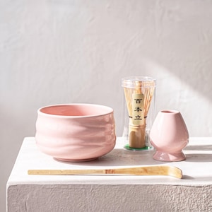 Kit de té Chawan ondulado rosa pastel con soporte para batidor / Utensilios japoneses para matcha, cerámica hecha a mano, regalo de cumpleaños para ella, ritual de té en casa.